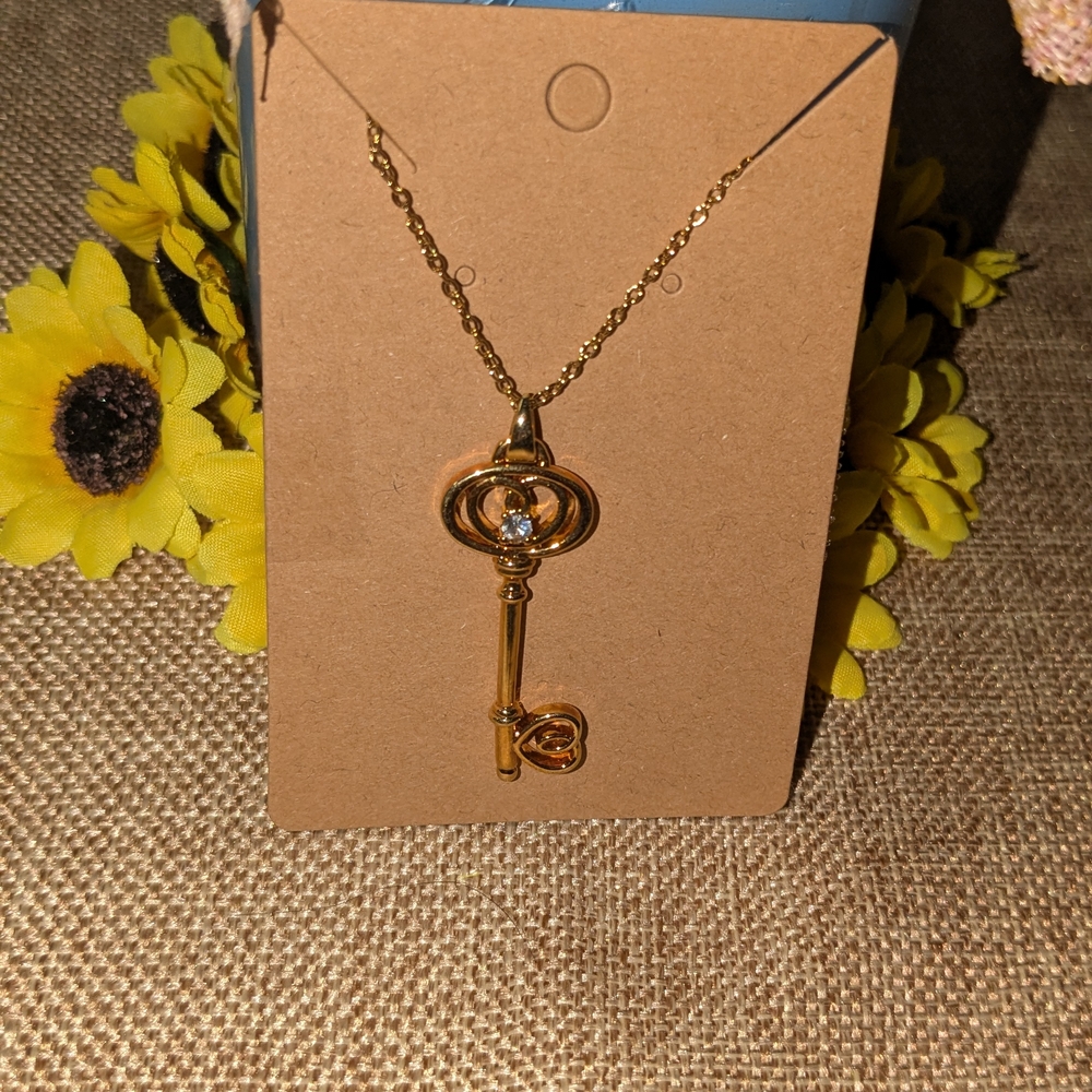 Elegant Gold Key Pendant Necklace